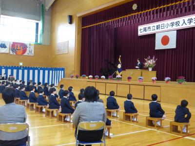 お祝いの言葉をしっかり聴いている1年生