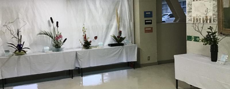 本校正面玄関にて