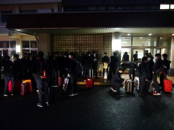 １２月７日　朝７時　全員そろって実校出発