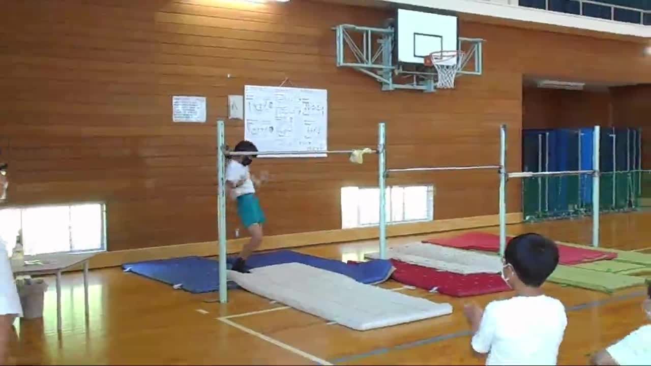 6/2(木)　全校集会ハッピータイム！　鉄棒スゴ技披露！！