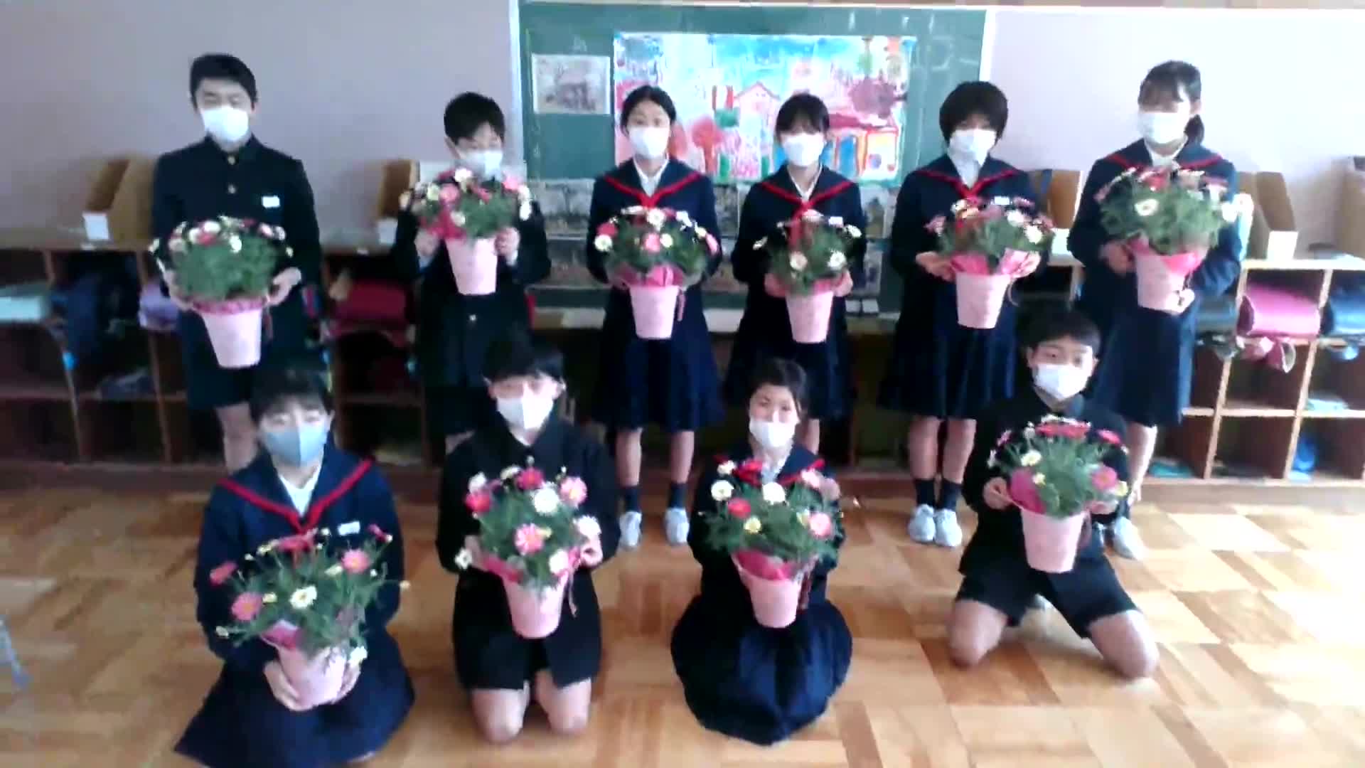 3/16(水)　一人一鉢お花をいただきました（６年生）