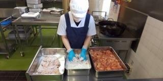 ていねいに粉をつけます