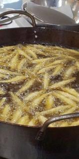 ホンモロコを揚げています