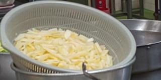 ヤーコンを短冊に切って水にさらします