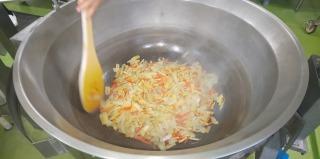 しっかりと炒めます