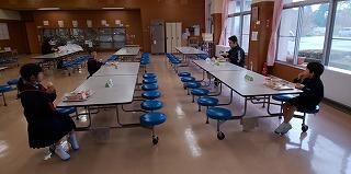 ソーシャルディスタンスで食べています