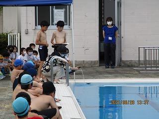 お酒を注ぎます