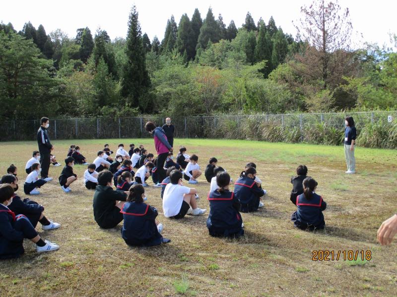 静かにお話を聞きます