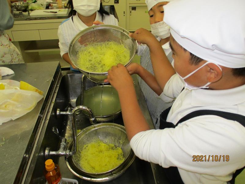 中身をほぐします