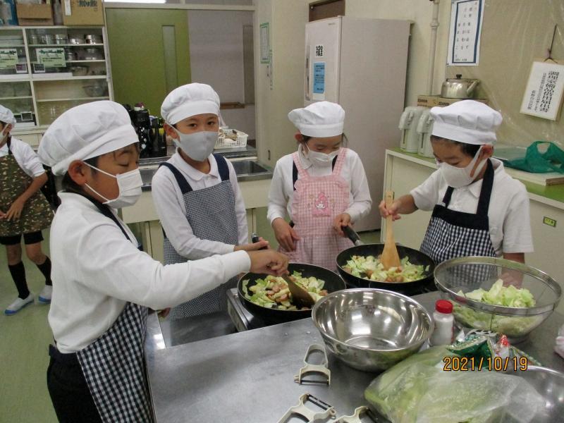 まこもを炒めていま～す