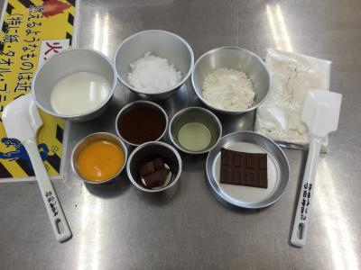 事前に3年生が作るものを決め、材料も買ってきました。