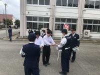 反射材とリーフレットを受け取る生徒会長