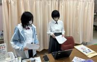 保健室で練習中