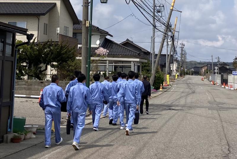 桜ヶ丘地区へ徒歩で移動