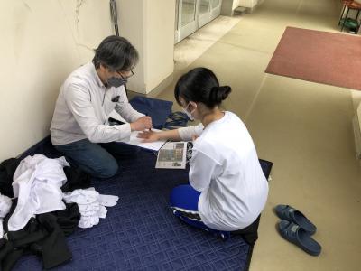 弓道のカケを測っています。道具を購入します。