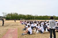 全体朝礼を行っている様子。