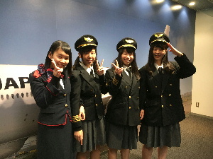 H28 JAL工場でパイロットとCAの衣装を着て