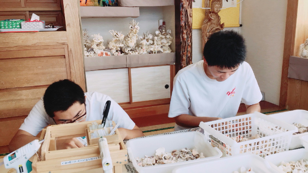 民芸品 貝細工作り