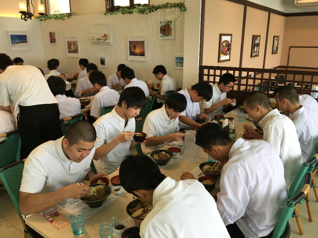 ３日目 御菓子御殿 昼食（沖縄そば）