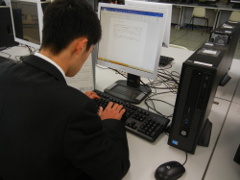 集中して文書を入力しています