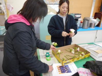 いただいたエアリーフローラを使ってコサージュを作りました