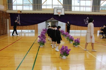 元気よく入場する1年生