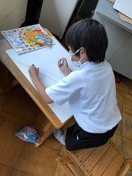 真剣に描いています。