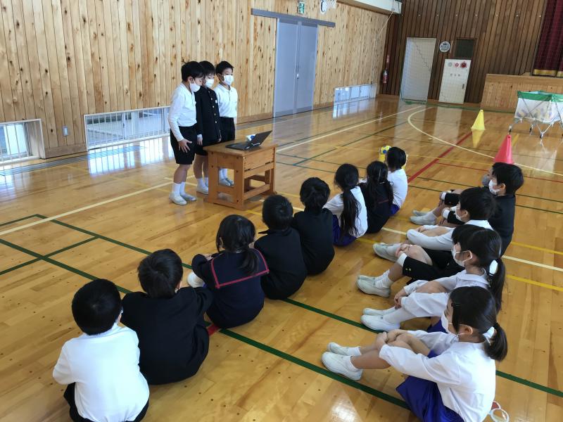 ルールの説明を聞いています