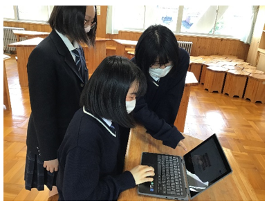 呼びかけ用ポスター作りの様子