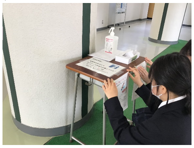 校内各所に設置する様子