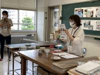 佐藤先生から説明を受けています