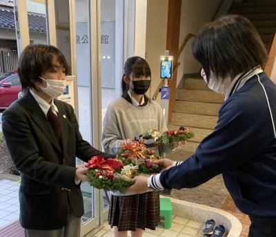 公民館長さんにクリスマスリースを渡しました