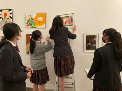 三脚に登って設置している様子