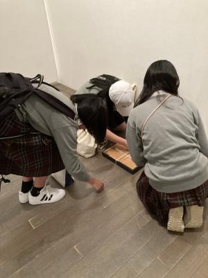 壁から外した作品と掃除