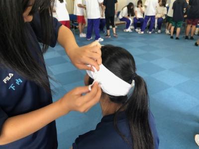 前額部の怪我の手当。