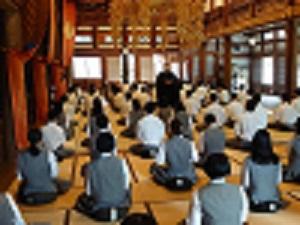 厳粛に座禅体験