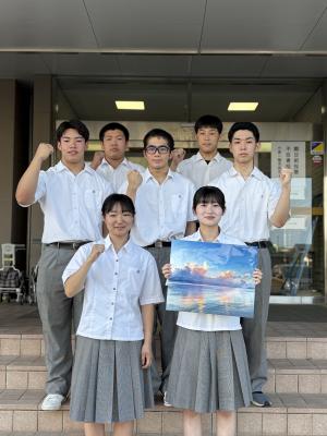 珠洲市役所の前で