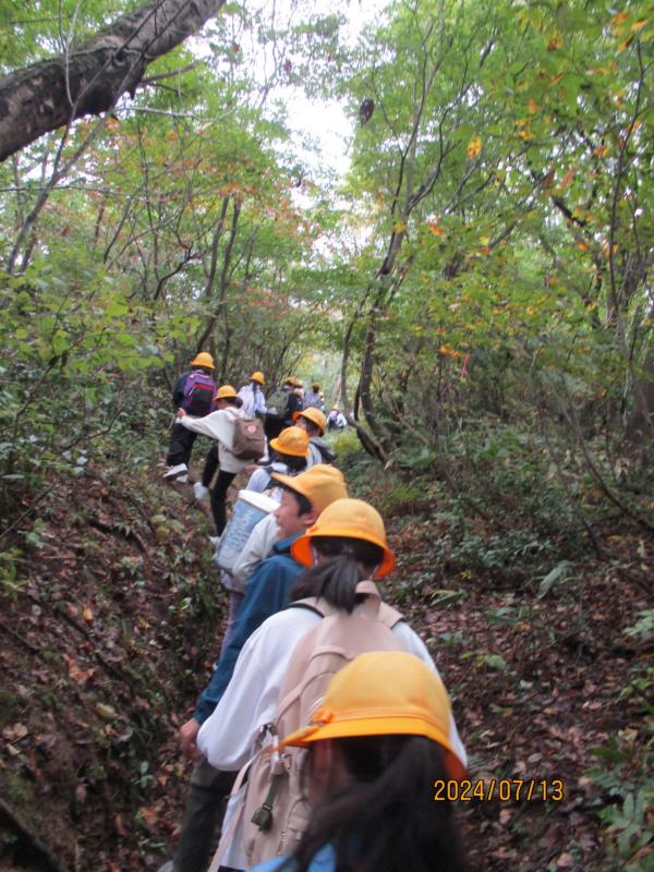 急な傾斜を登ったり下ったり