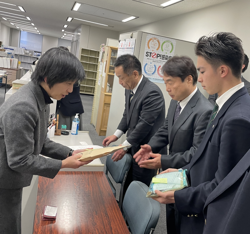 石川県庁で義援金を手渡す学校長、ＰＴＡ会長、生徒会会長