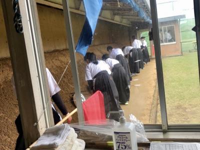 放った矢を回収する様子