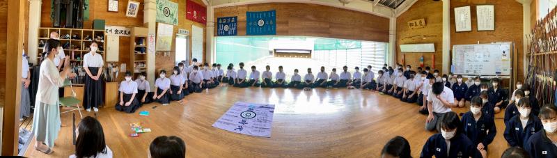 弓道場で円になっての締めくくり