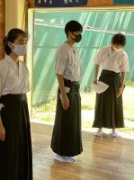 立った姿勢をチェックする様子