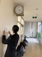 1月31日　廊下の時計に狂いがないか点検し、まとめた結果を先生に提出して調整を依頼しました。
