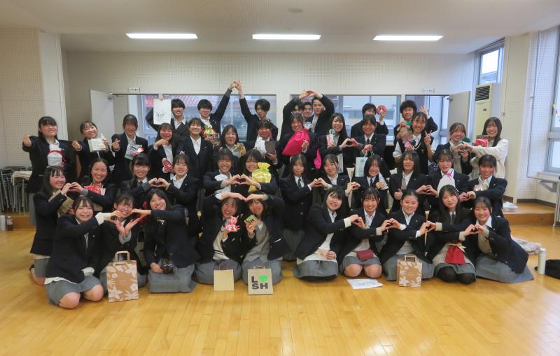 プレゼントを手に集合写真