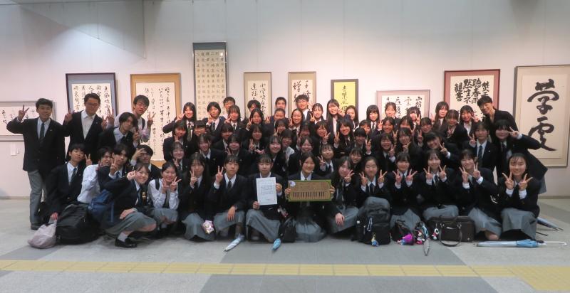 フェスティバル賞の賞状・副賞とともに