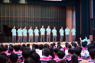 男声合唱で「ウィーアー」熱唱