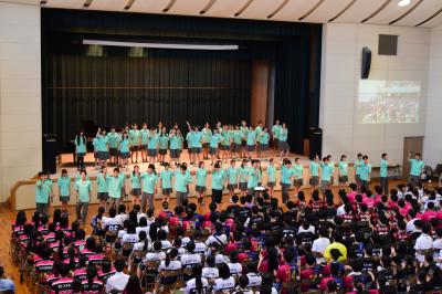 女声合唱と男声ダンサーで「おジャ魔女カーニバル！！」