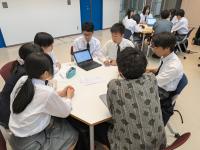 自分たちの研究について説明します