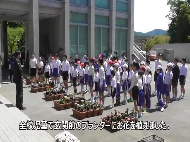 全校児童　ふれあい班で花植え集会