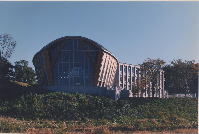 運動場側から見たアリーナと校舎